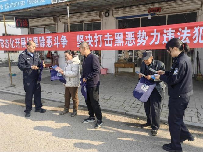 终于知道为啥今年扫黑除恶再度升级了？
街面上那些纹龙画凤、拎着钢管招摇过市的混混