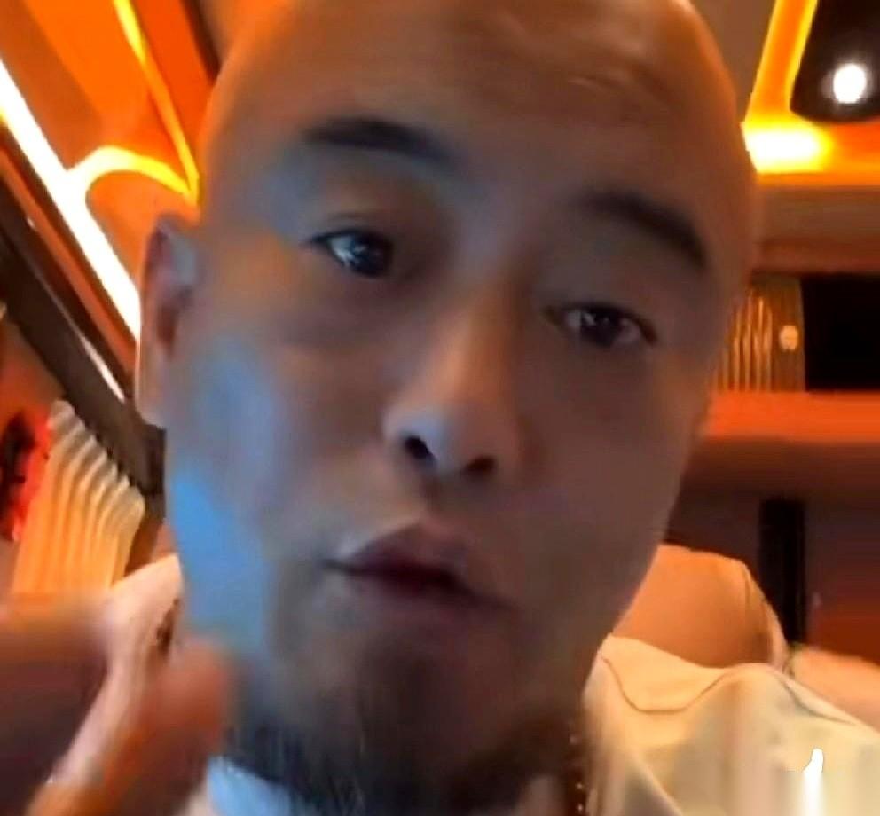 320万。
一个直播间里，挤了320万人。
你信吗？反正有人当场就炸了，说我不信