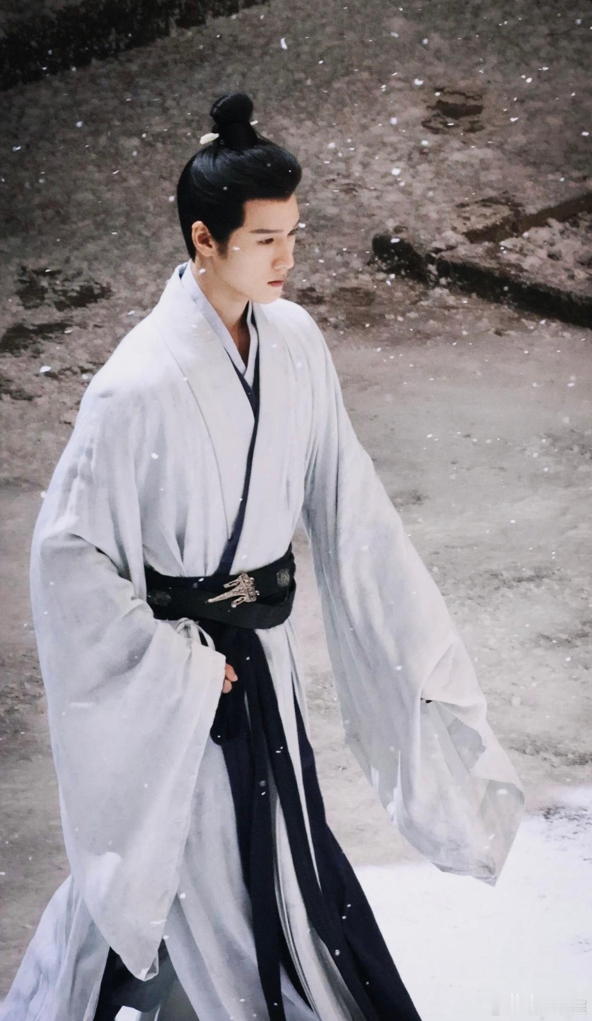 李昀锐打戏给到夯冰湖重生 李昀锐这打戏是真实存在的吗？看他挥剑时青筋暴起的手臂，