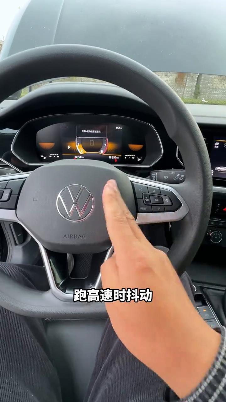 汽车常见抖动及解决办法。
点火时汽车抖动，发动机机脚问题，原地怠速抖动，火花塞问