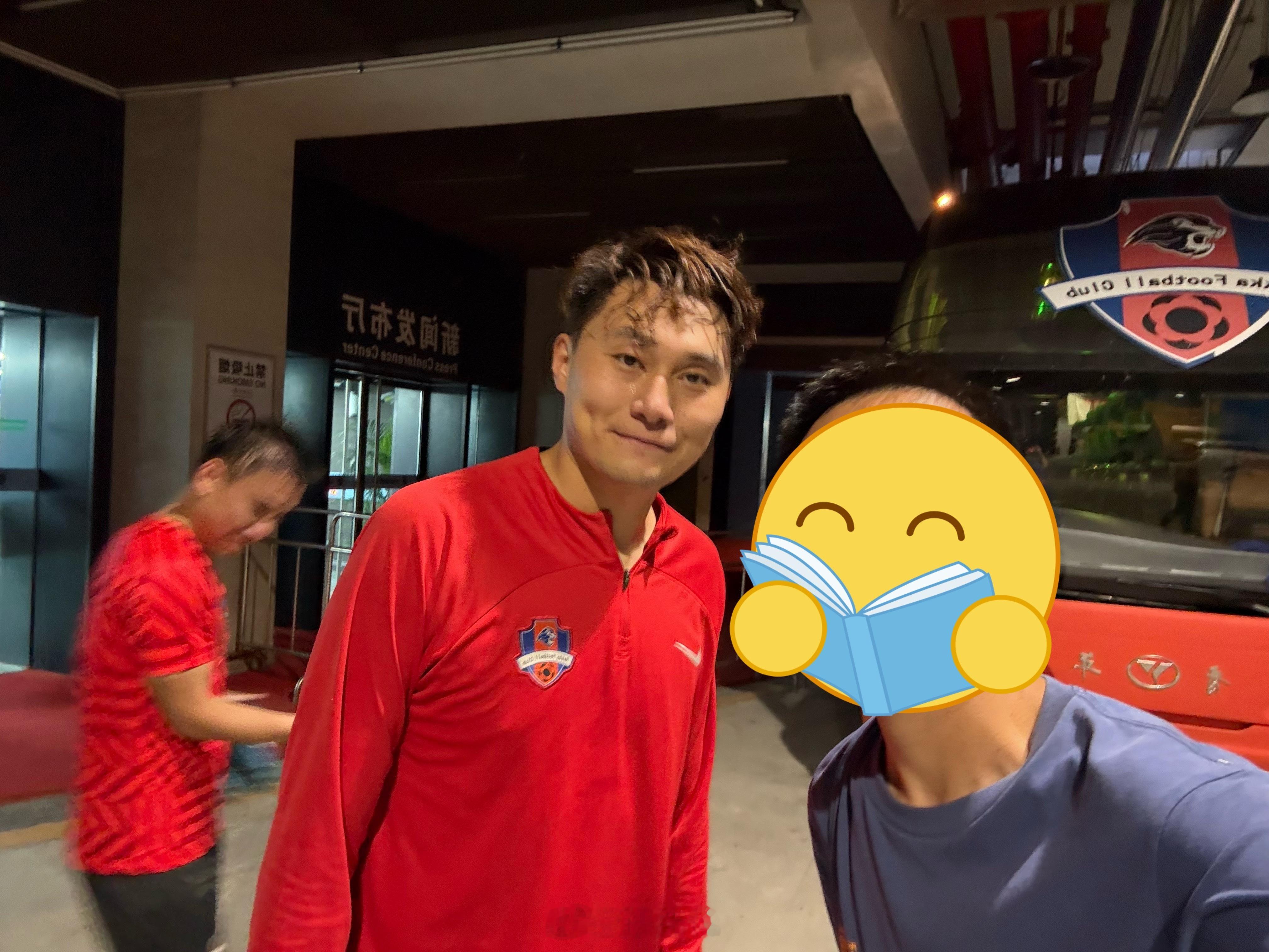 昨晚去宝体锻炼，偶遇正好结束踩场的梅州客家按了几张，今晚保级大战，深圳新鹏城最后