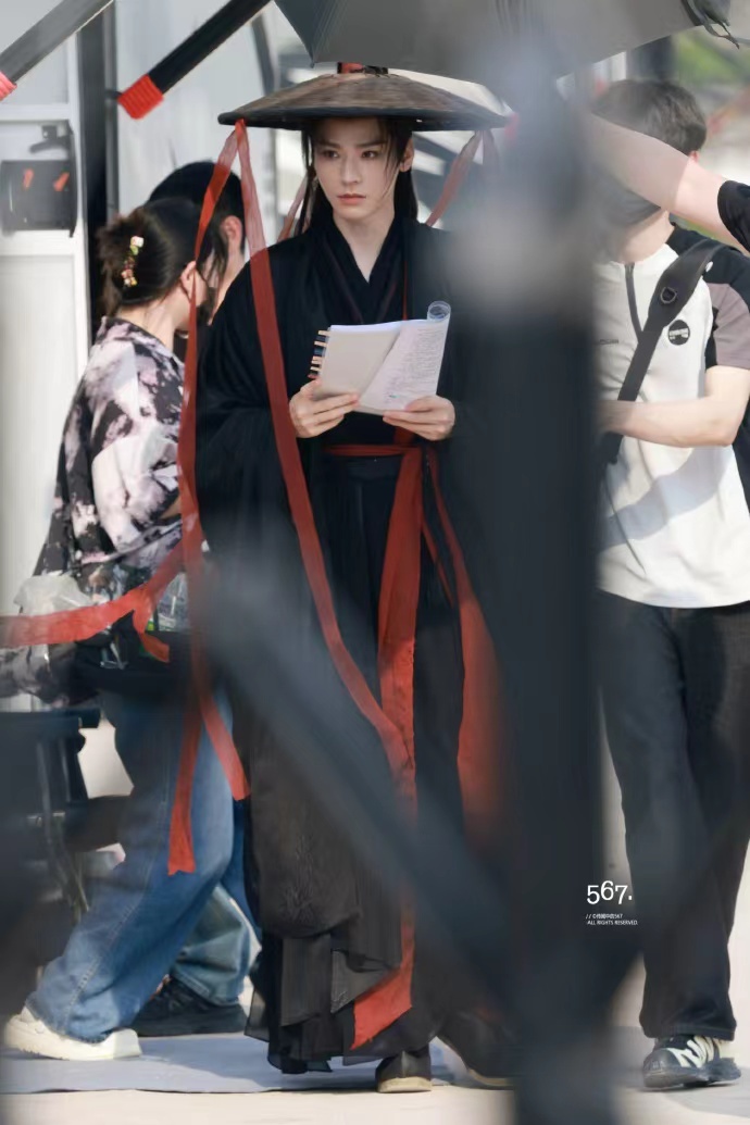 龚俊陆小凤红飘带斗笠造型路透好漂亮的陆小凤 龚俊陆小凤红飘带斗笠造型路透，好漂亮