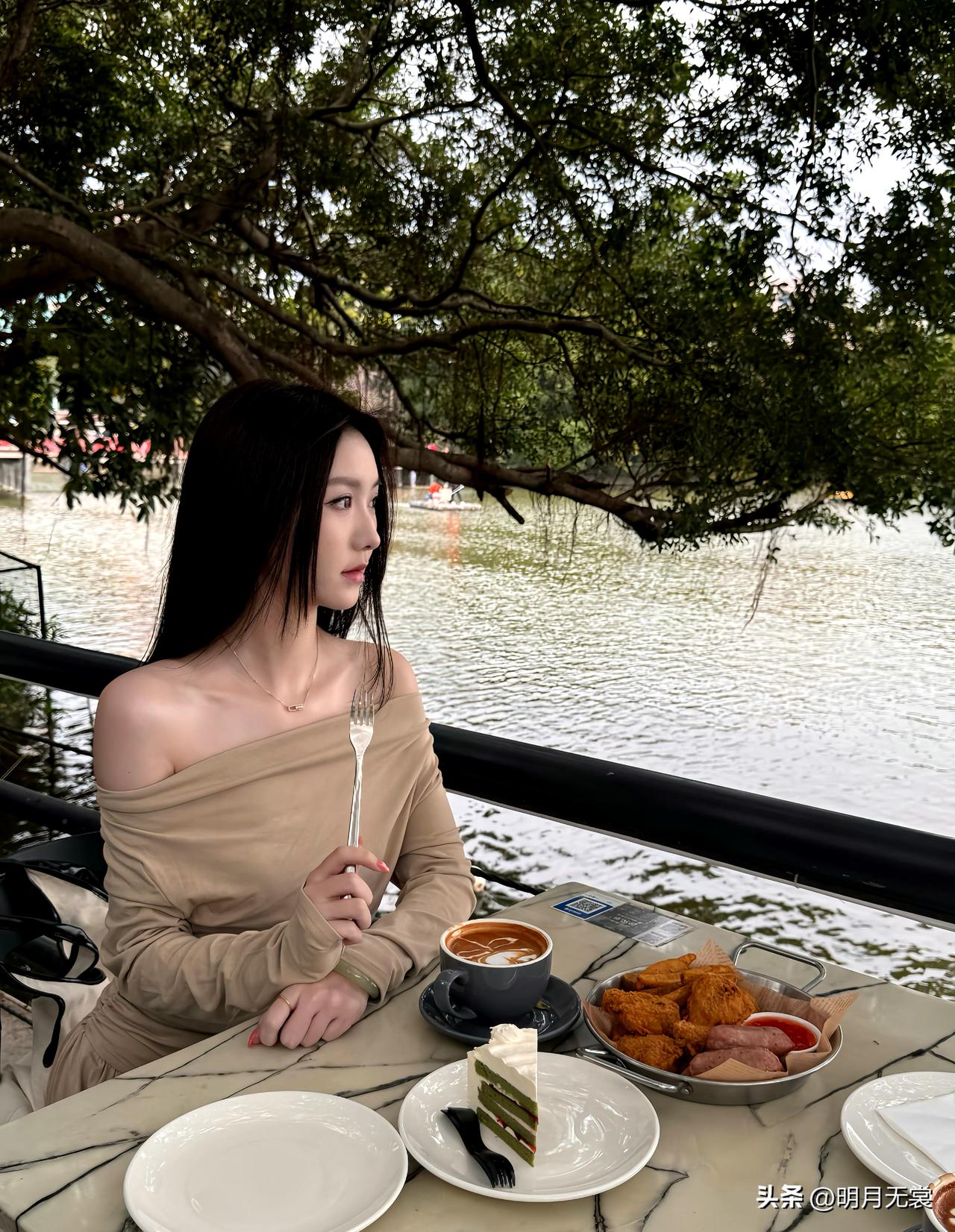 美女湖畔静坐，享受美食与春天的宁静时光。