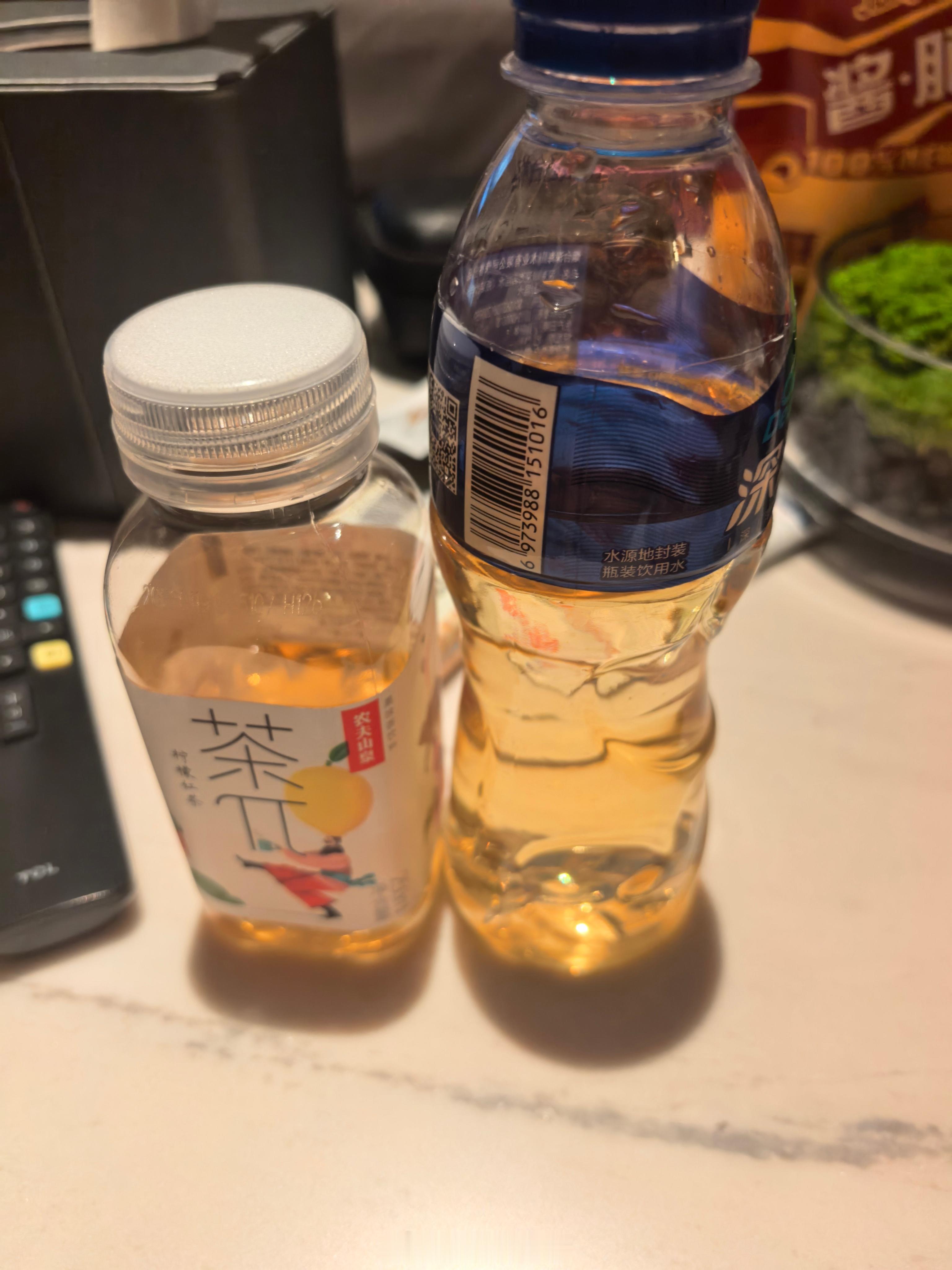 之前好奇为啥茶π一直用造型很呆的方瓶子，直到昨天无聊兑到矿泉水瓶里，恍然大悟，太