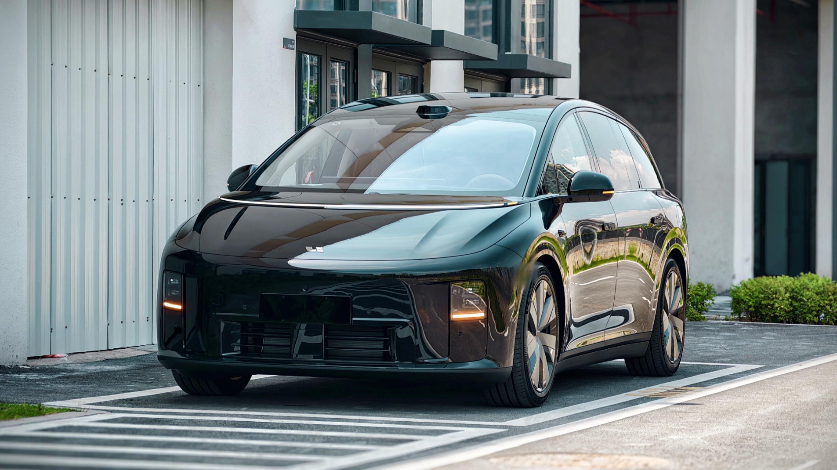 今天终于看到了黑色的i8实车