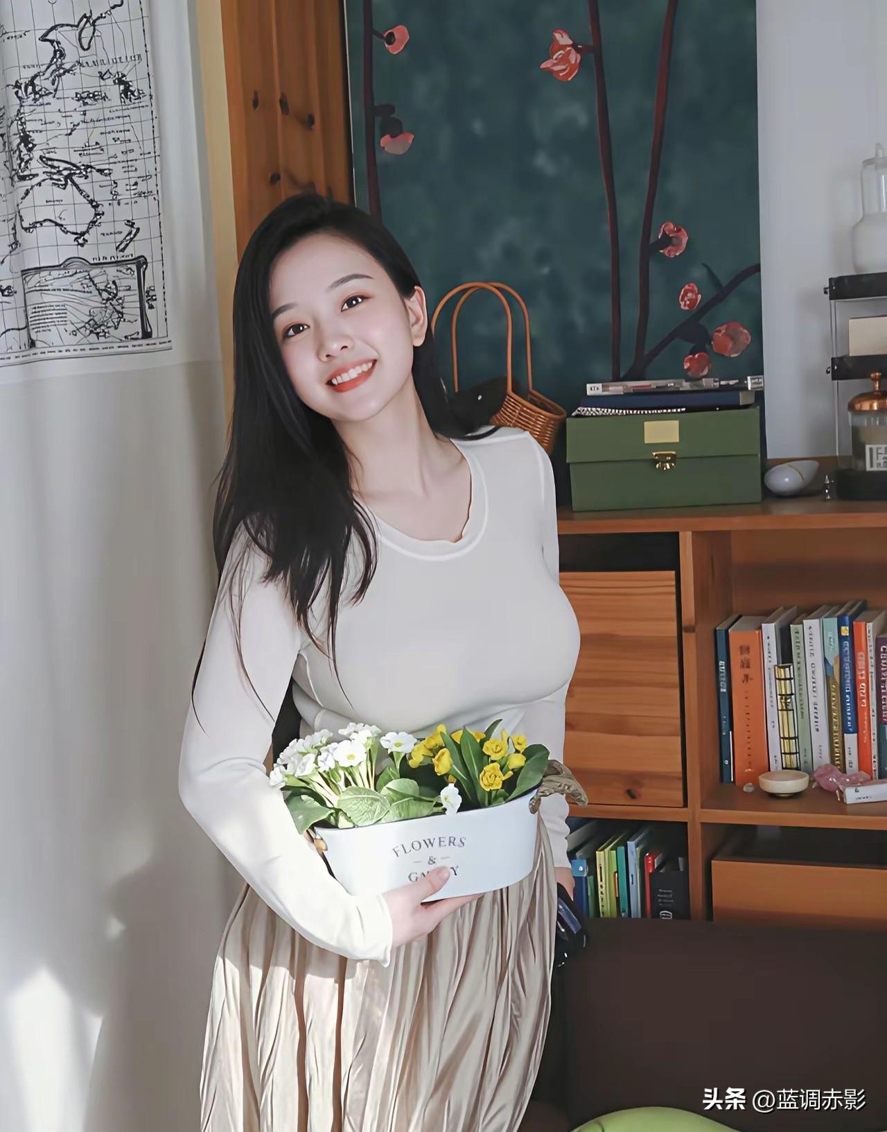 阳光洒进来的午后，手捧鲜花，微笑如花🌸