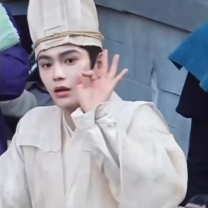 丁锅的花式OK比法，像小孔雀嘿嘿☺️ 