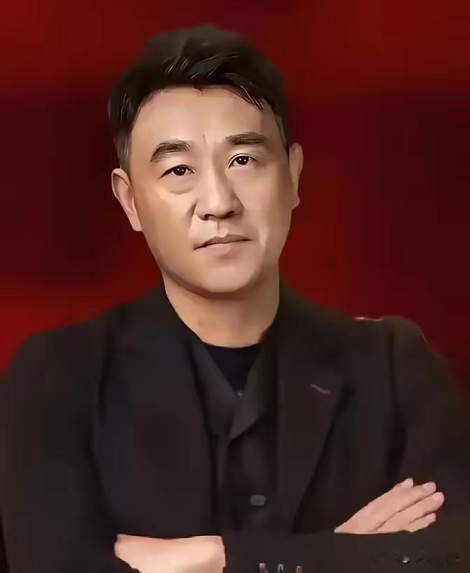 娱乐圈从不缺大器晚成的演员，但何冰的人生，最让人动容的不是成名后的高光，而是成名