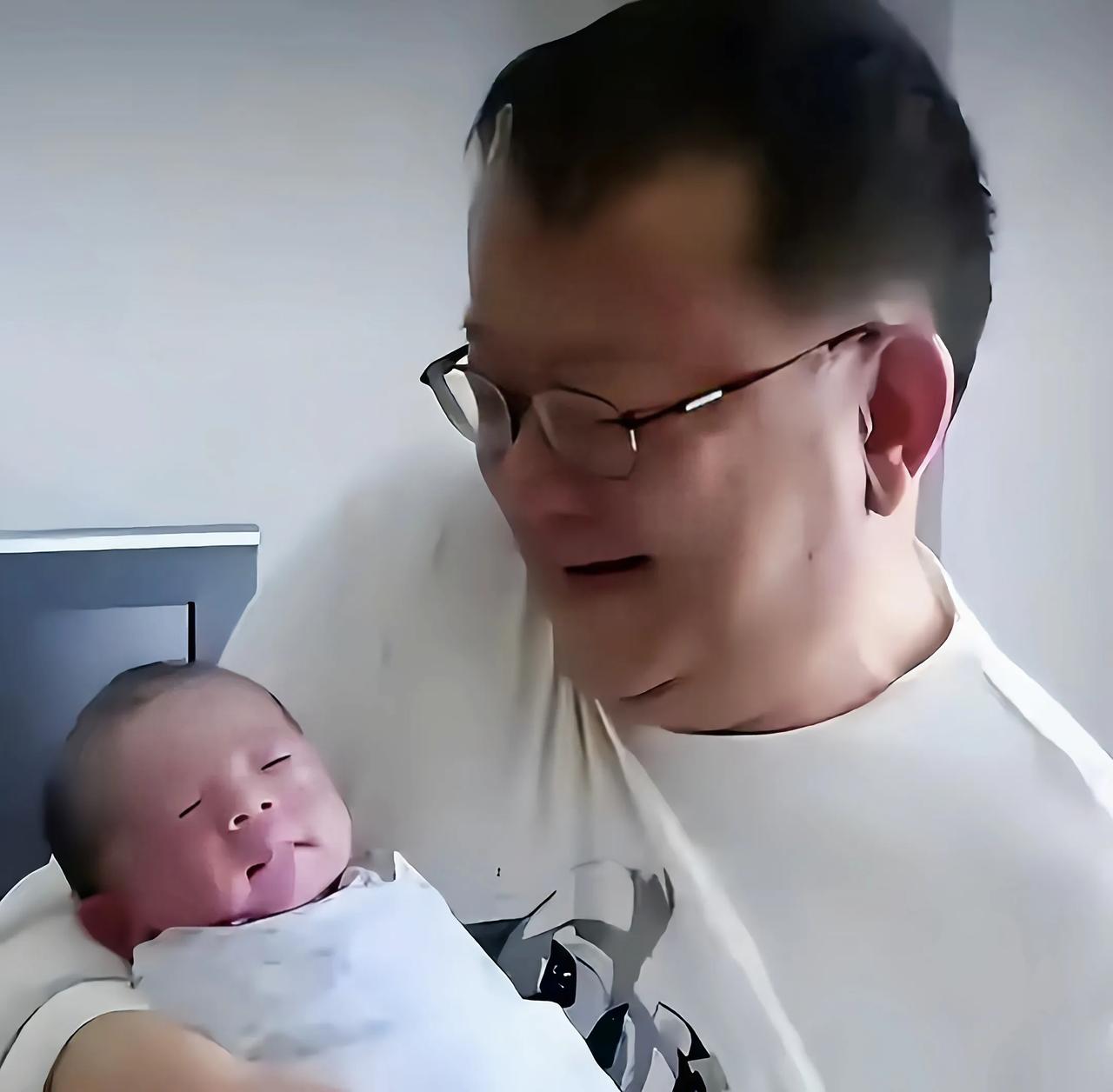 有温婉的妻子陪伴，还有优秀的儿子，79岁王刚活出了自己的模样
最近看到演员王刚的