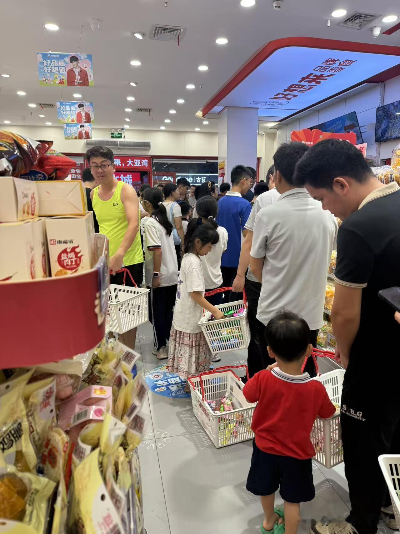 六一快来了，零食店生意火爆。
学校今天庆祝六一儿童节，组织小朋友们一起看演出，吃