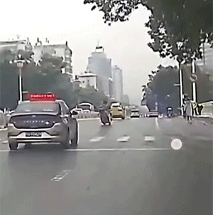 看来这地真的很滑