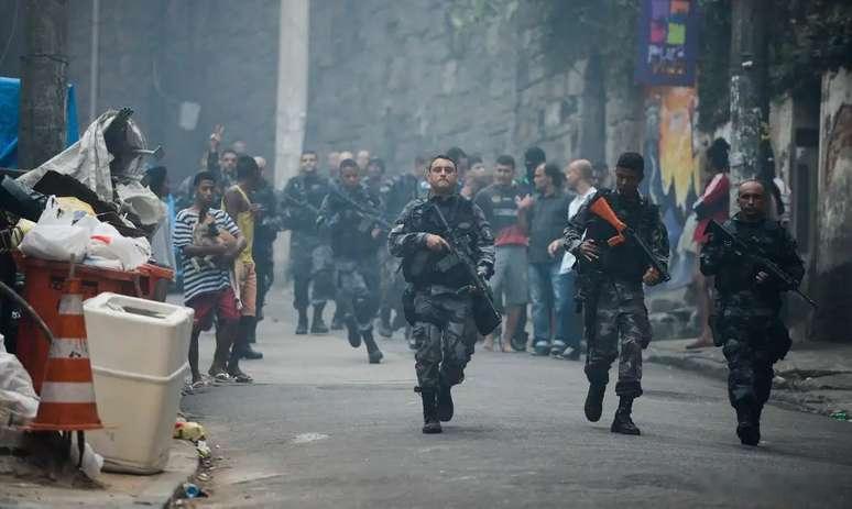 委内瑞拉军用枪支在巴西大规模黑帮突袭中被发现巴西警方在里约热内卢的马雷建筑群中刚