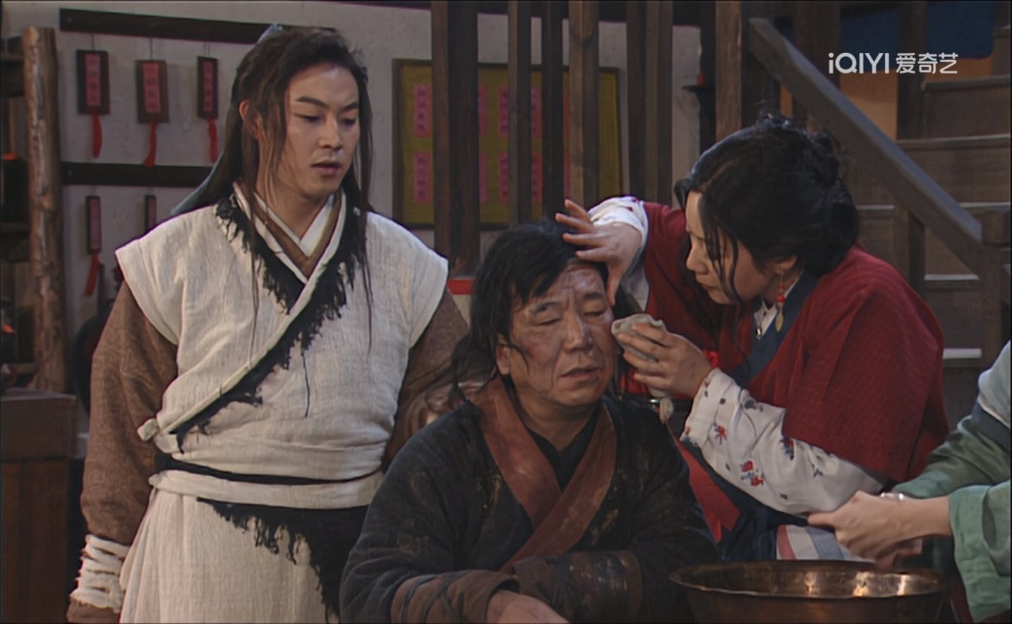 《我为湘玉存大钱》第59集雷老五为了得到名声要和老白比偷东西，他不服盗圣，所以提