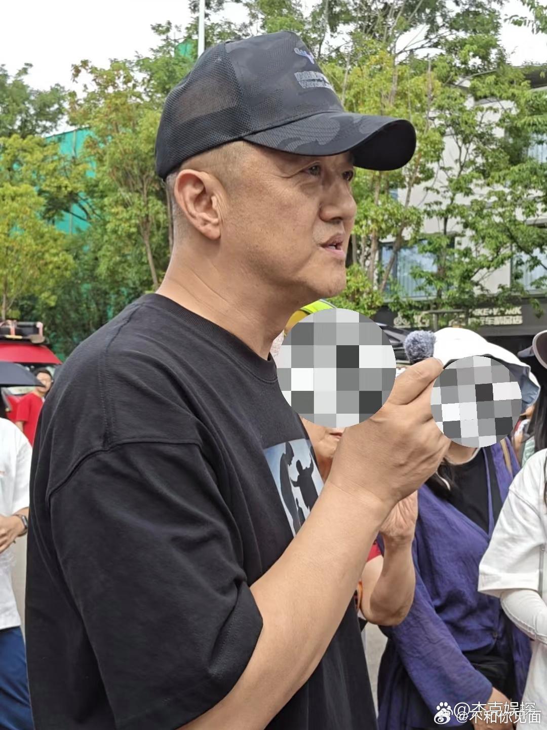 54岁李亚鹏在云南旅游被偶遇，他看起来胖了好多，一脸横肉，皱纹横生，整个人显得好
