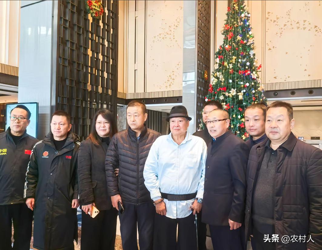 2024年，国内武术界、文旅行业相关人士，一次行业交流会面合影。你能认出哪个是洪
