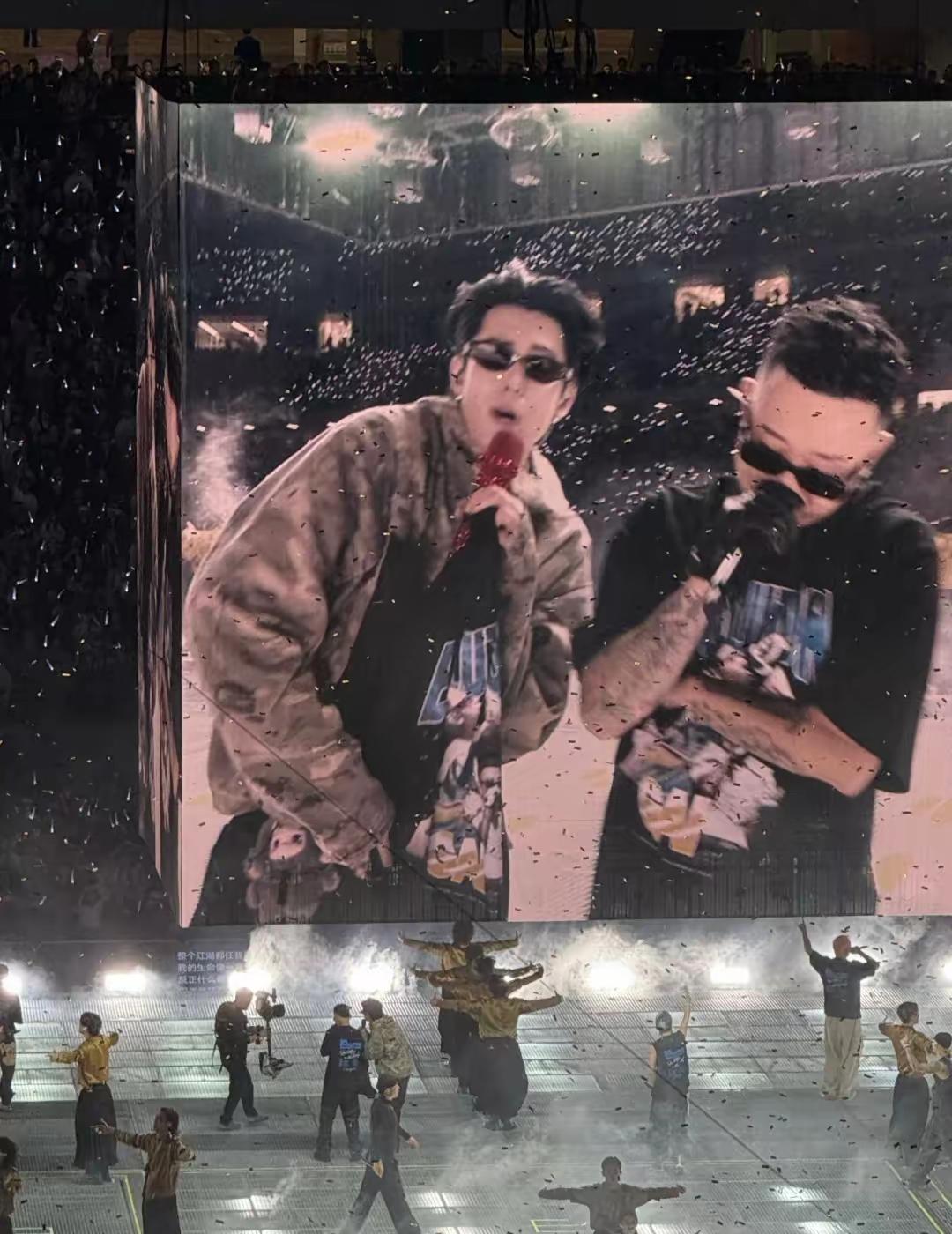 90年代港台影视歌三栖的巨星风范。
王鹤棣宋潜机