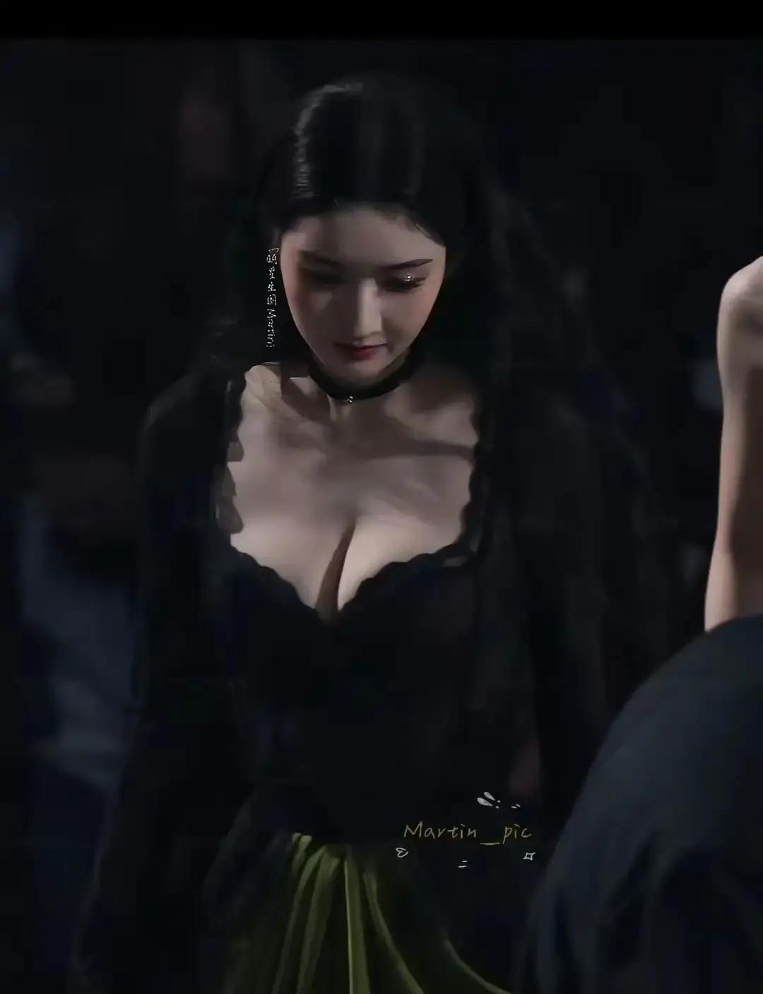 王玉雯身上到底发生了什么？
27天，判若两人。
去年底星光大赏，她一身银灰鱼尾裙