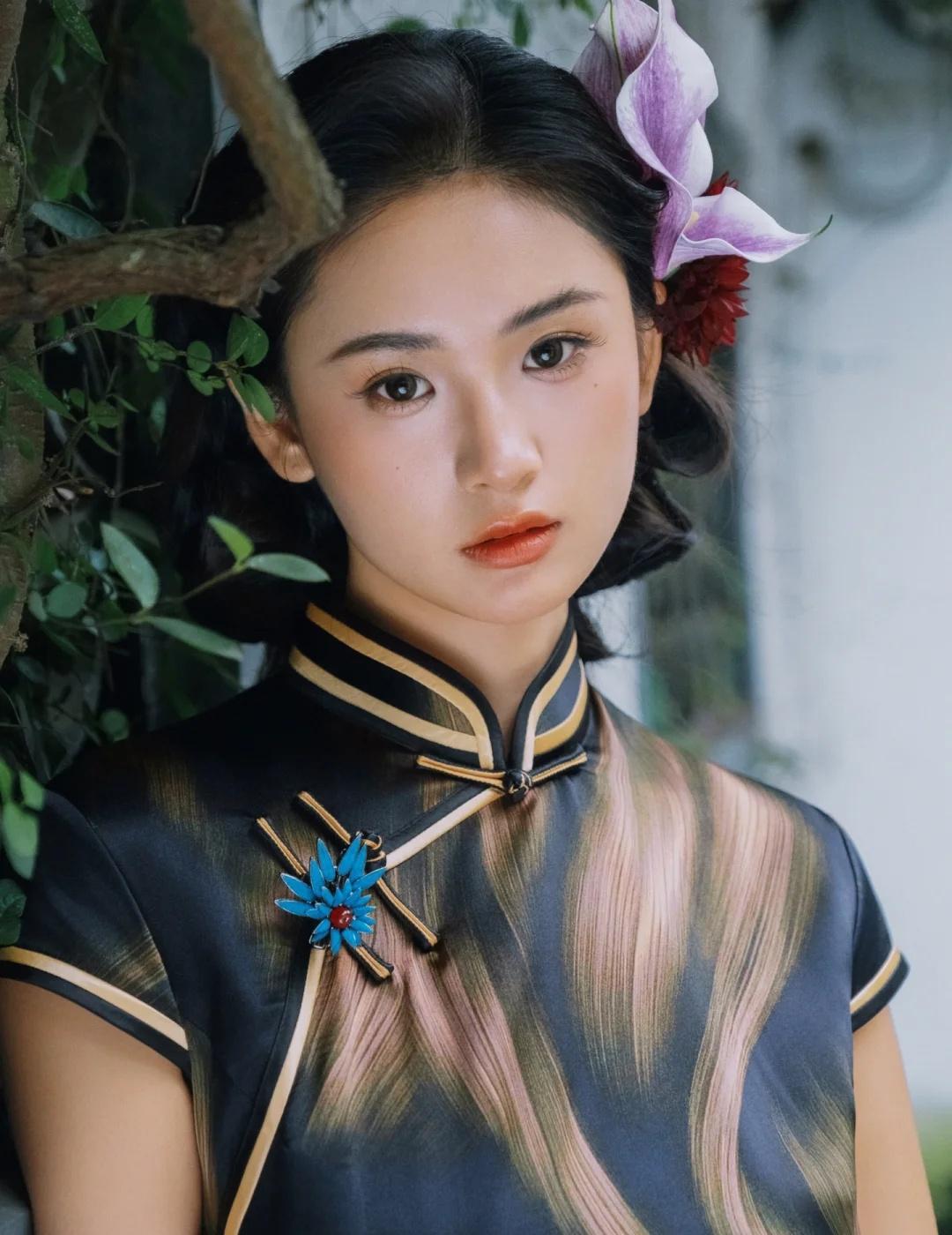 绍兴写真｜淡极生艳原来说的是这种感觉
充满民国风的黑金旗袍，
搭配经典的复古朵拉