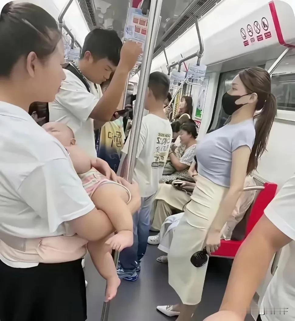地铁上的冷漠一幕，心里酸酸的，昨天坐地铁的时候，看到一幕特别让人心酸的事儿。有个