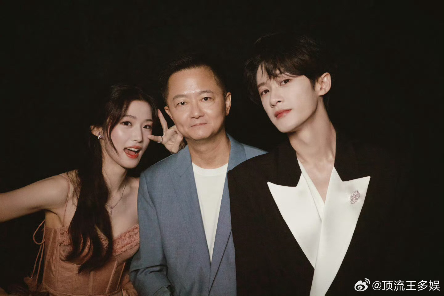 卢昱晓晒和檀健次拍立得合照卢昱晓发了和檀健次的合照 我天哪！卢昱晓能不能和檀健次