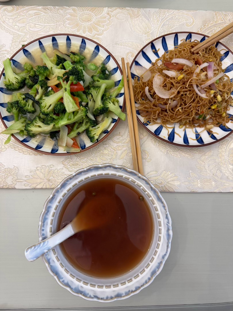 是谁生完九个月还在拍月子服最近吃的太美了 买了点想吃的牛肉丸 油蟠桃过得舒服惬意