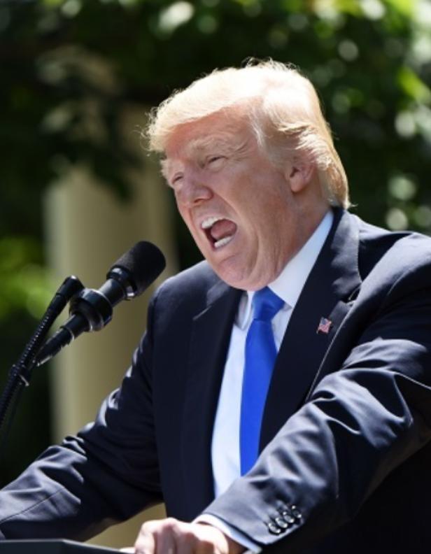 特朗普曾扬言称，如果中国解放台湾，他就会轰炸北京，说白了，特朗普就是在搞美国一直