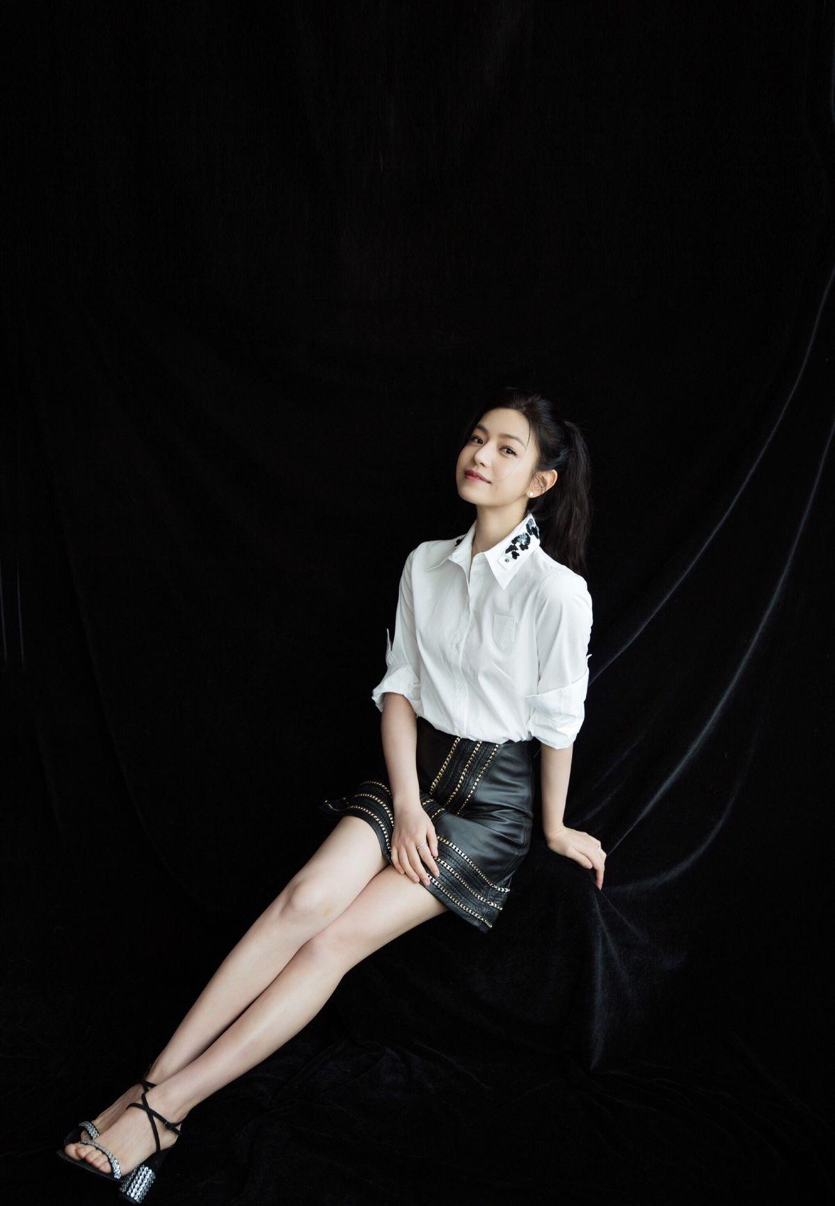 编剧问 陈妍希 ：“你为何离婚啊？”陈妍希不作回应了很久才说：“我觉得爱情这件事