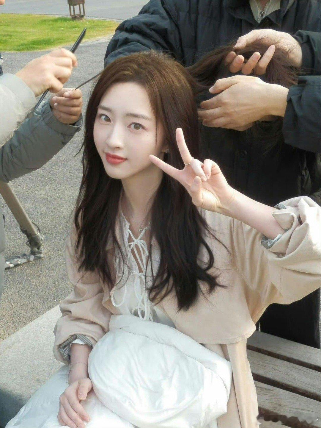 邓恩熙 白开水淡颜 邓恩熙的美像清晨的第一杯水，干净得不带任何杂质。眉眼舒展得刚