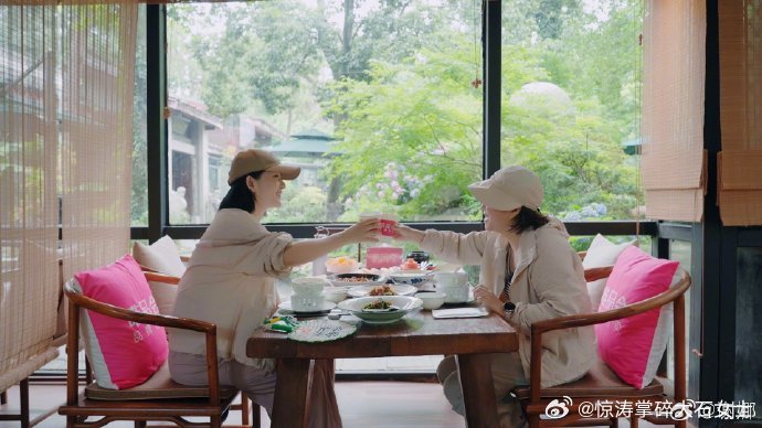李维嘉和谢娜见面吃饭谢娜晒和李维嘉拥抱照 李维嘉谢娜重逢！拥抱传递温暖，饭桌上的