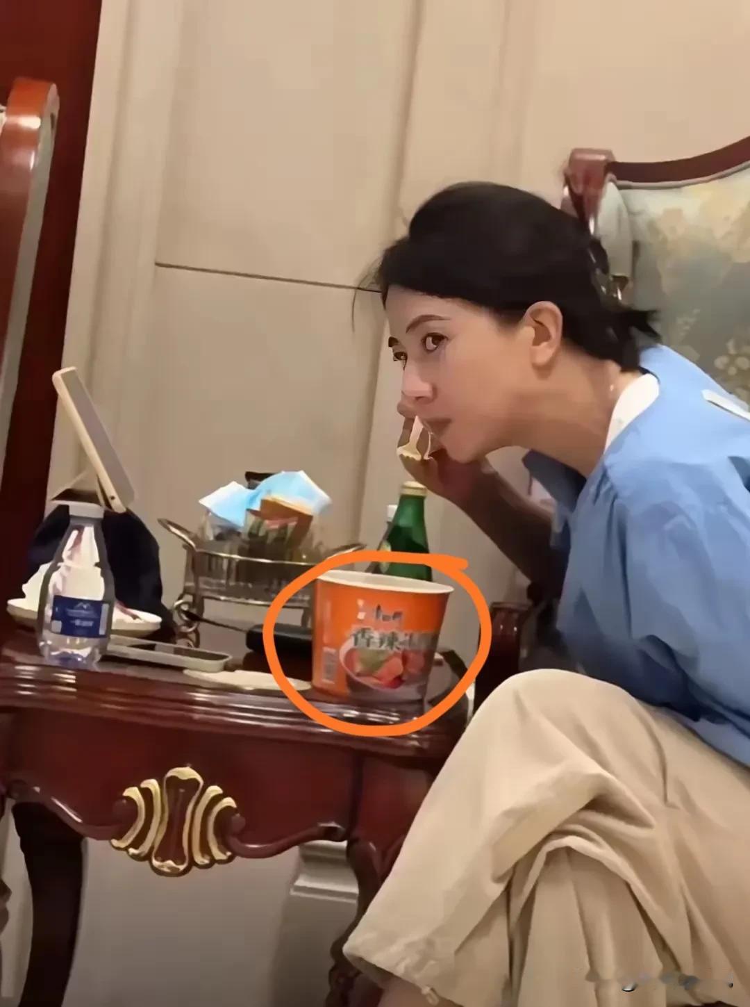 看了此图，
大家是不是心里也平衡了，

这是大明星高圆圆，在机场等候飞机吃泡面的