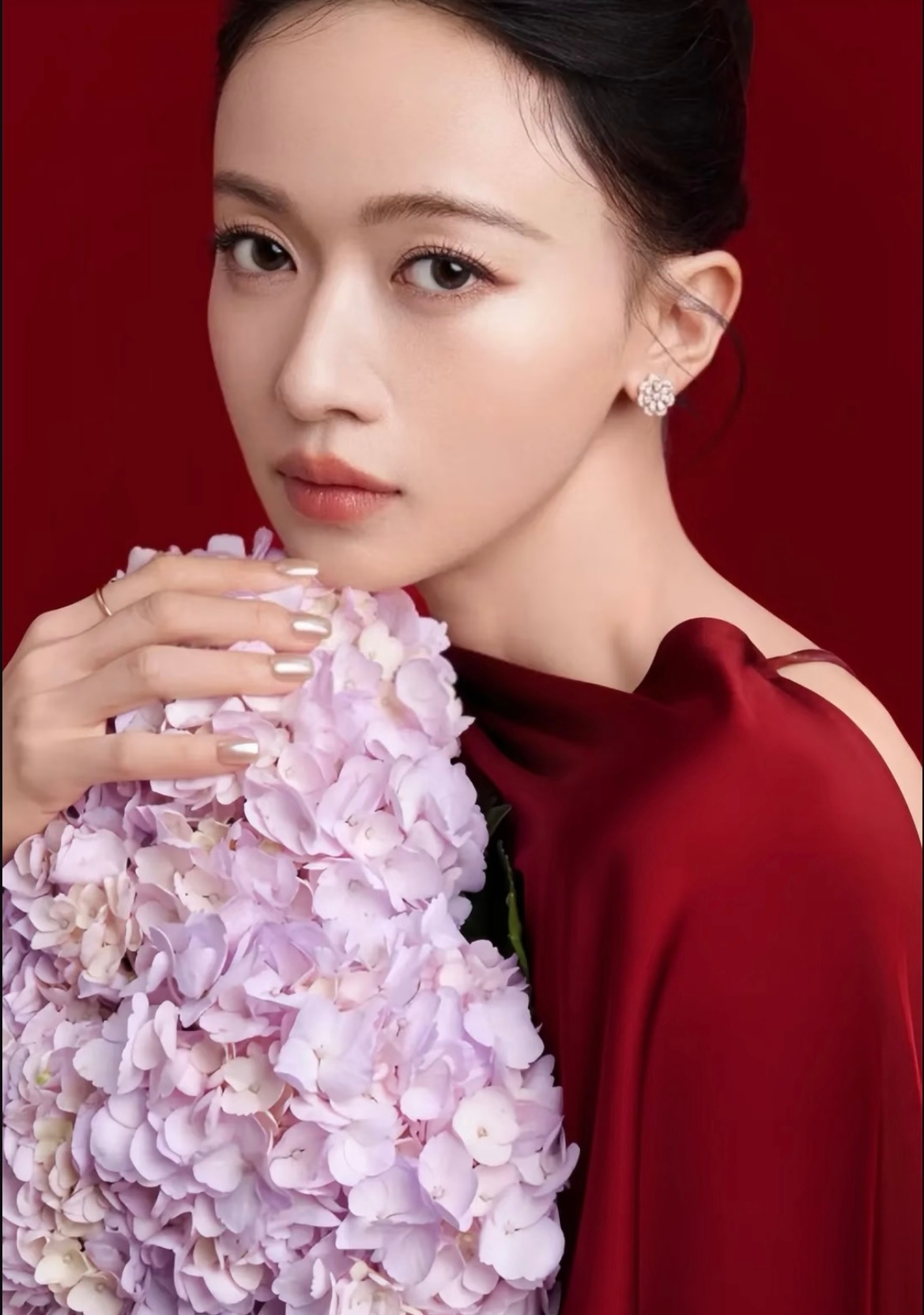 吴谨言行李箱贴纸吴谨言剧宣连行李箱也没放过 给我笑不行了“这不是孟廷谣的行李箱！
