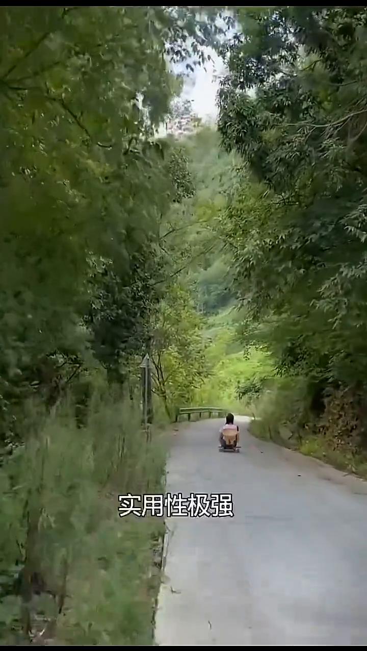 神奇的小车子。
大家注意看，这位女子自主研发了一款下山神器。每当在山上干完农活，