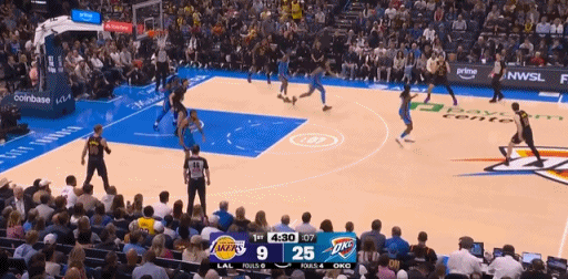 里夫斯一直摸着自己左腰，受伤了？ 