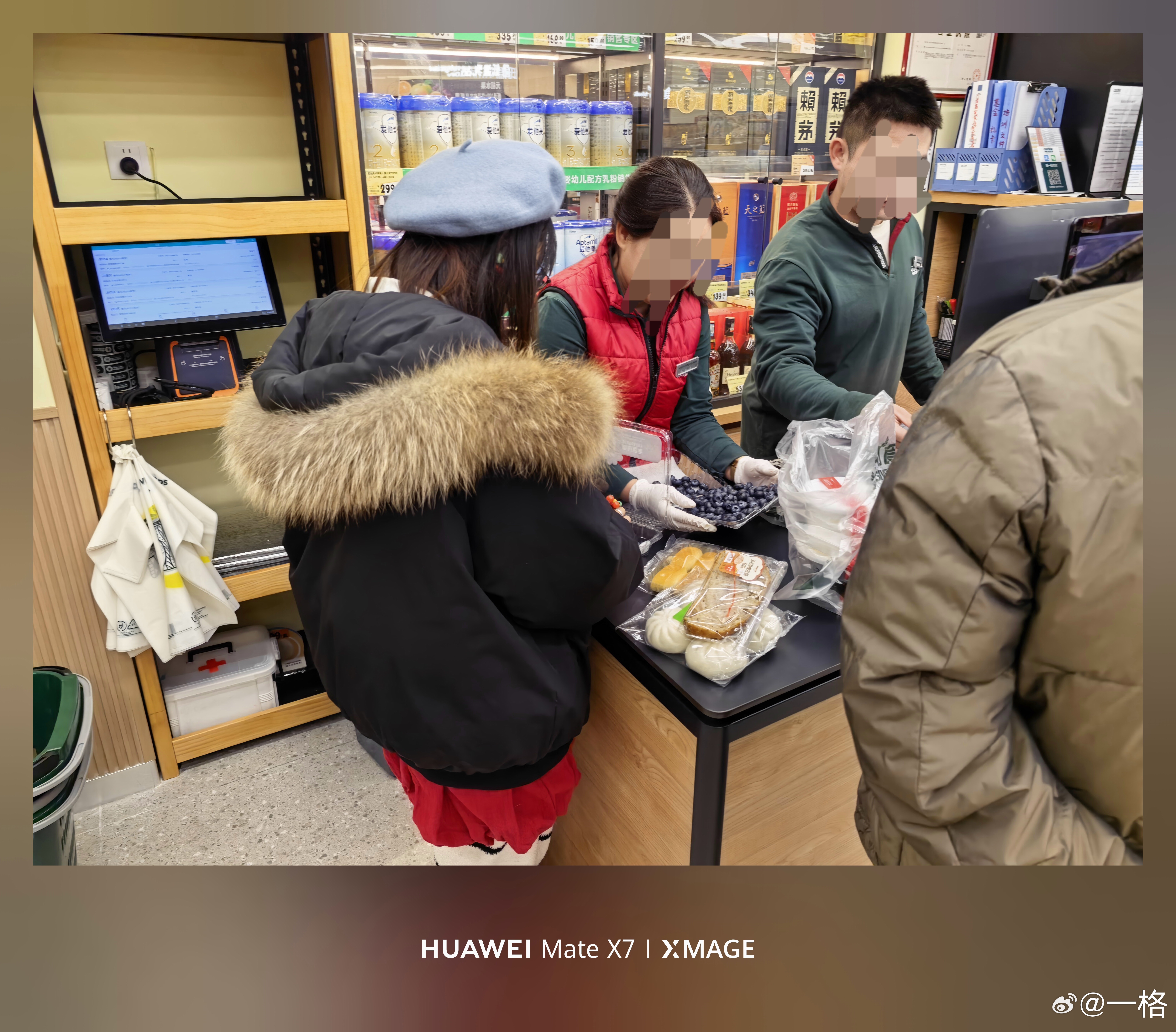 买了盒蓝莓，买单时发现有些坏了。收银员姐姐拿另外一盒过来，给我一颗颗替换，现在每