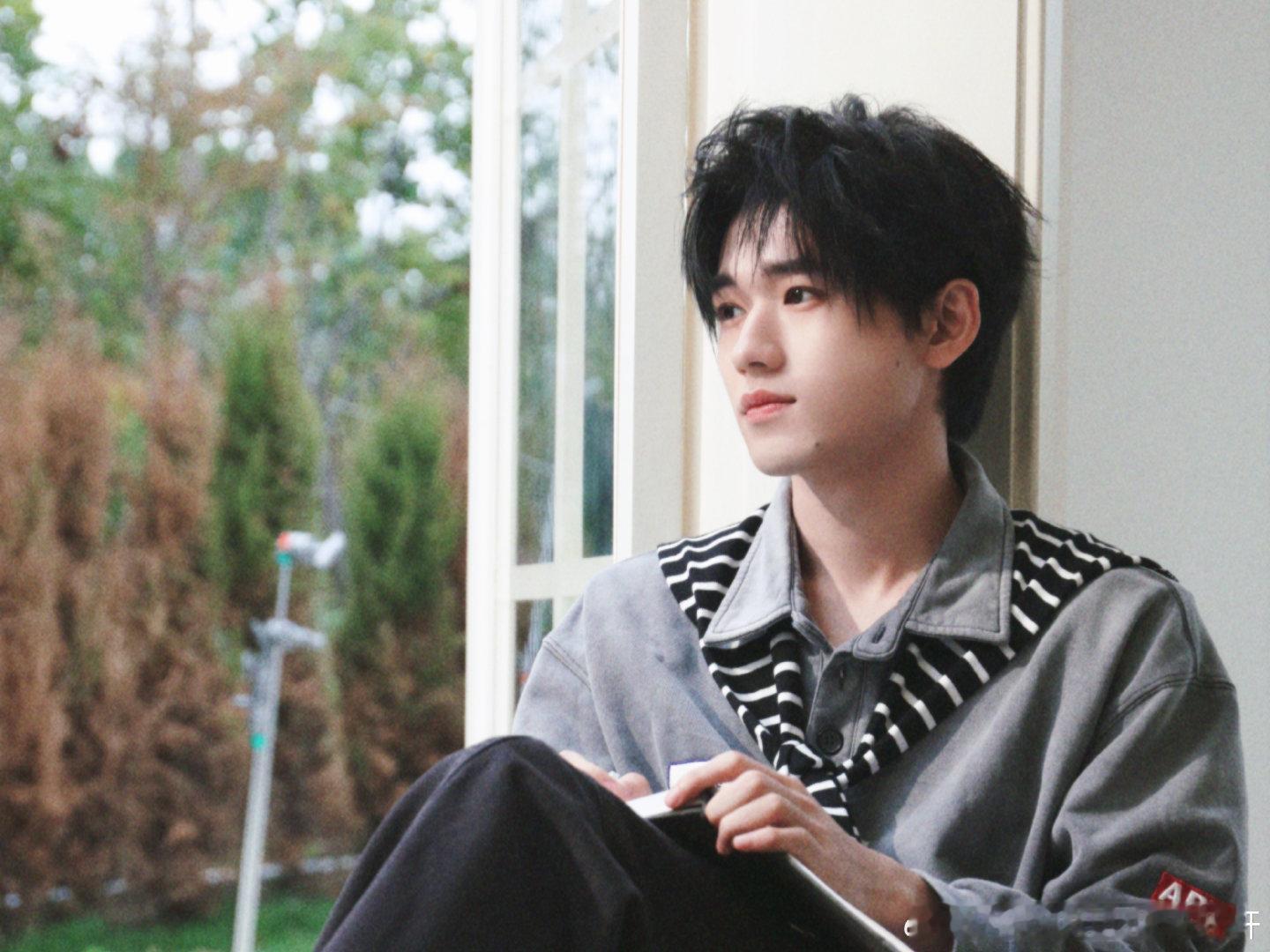 宋亚轩说叮咚有点库存 宋亚轩说叮咚有点库存咱就说被帅晕只需0.01秒呀~ 灰色衬