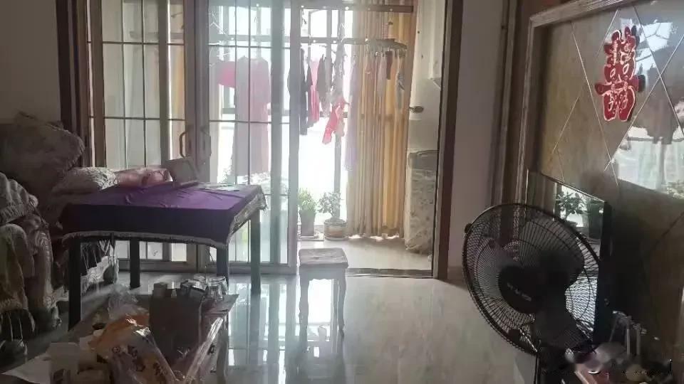 上联：一年美景全家乐
下联：四季平安满院欢
        （你对下联）

  