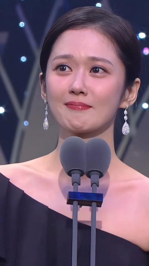 2024年SBS演技大赏现场，张娜拉一袭简约礼裙现身，凭借《好搭档》里离婚律师的