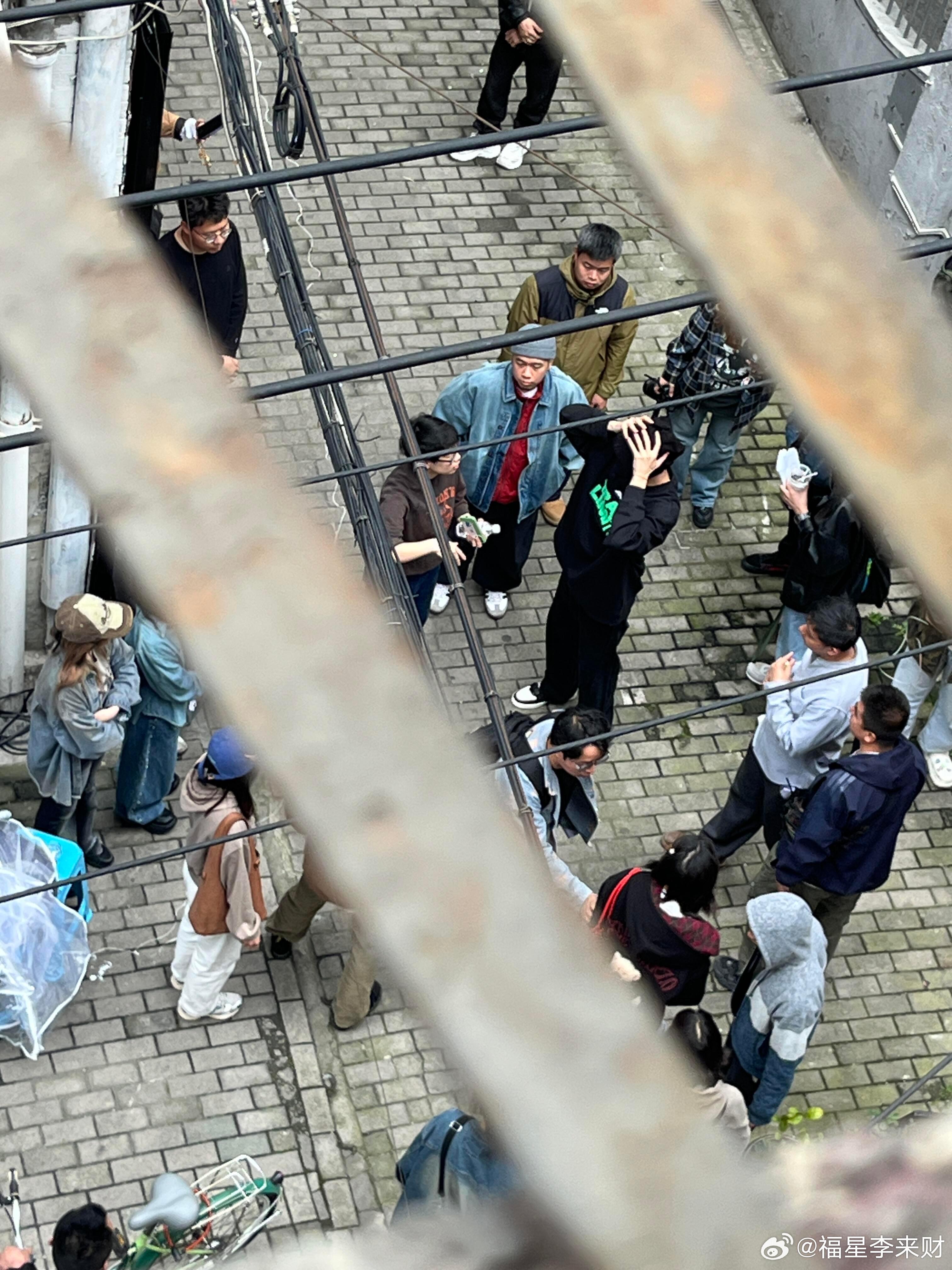 服装定制工作室楼下偶遇了《一觉醒来》剧组前天遇到的，但是全网都没有公开，今天早上