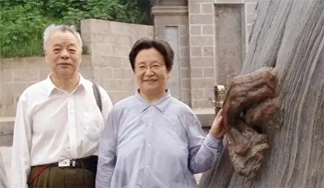 2000年，一位书记去看望李讷，当问及对她的称呼，李讷：我比你大，你就叫大姐吧