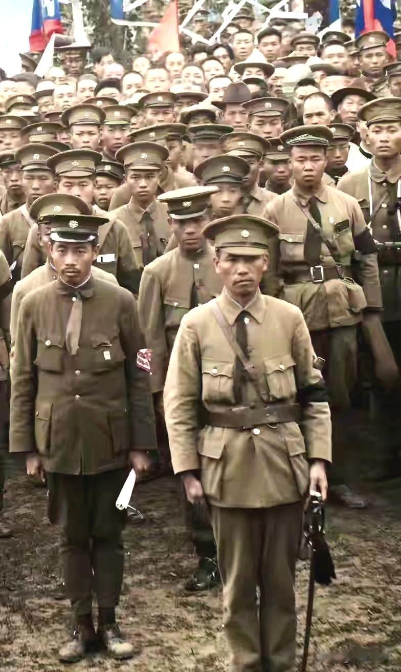 1925年东征前线，中山先生逝世消息传来，黄埔师生举行哀悼活动。 ​​​前排蒋介