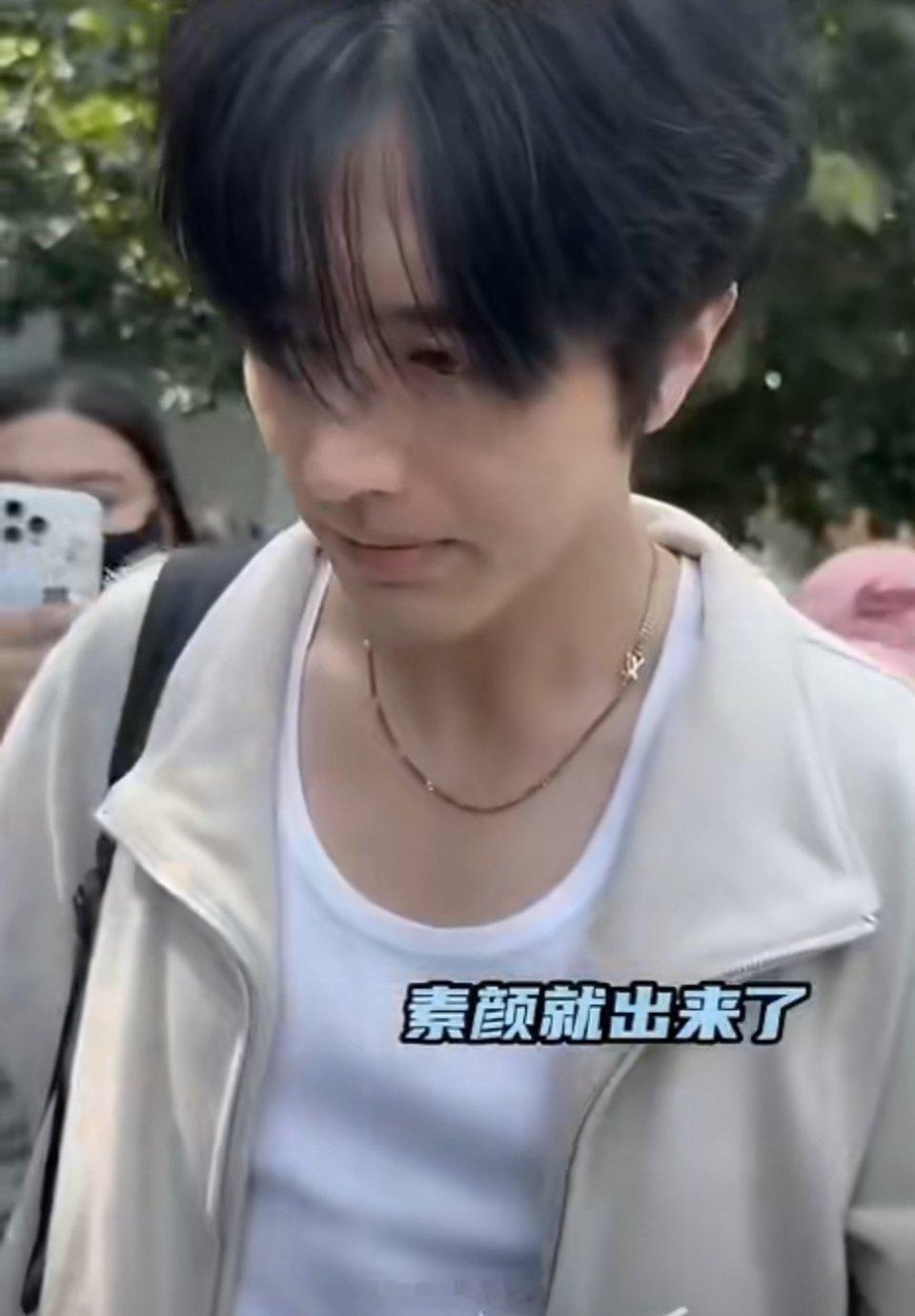 时代峰峻站姐的拍摄水准太惊艳，路透构图光影氛围感拉满，随性瞬间也能拍出神图，简直