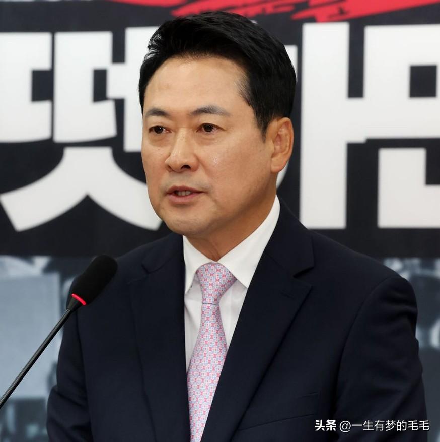 强势回归！张东赫出院复出，正面硬刚党内逼宫：我的去留由党员说了算

24日，韩国