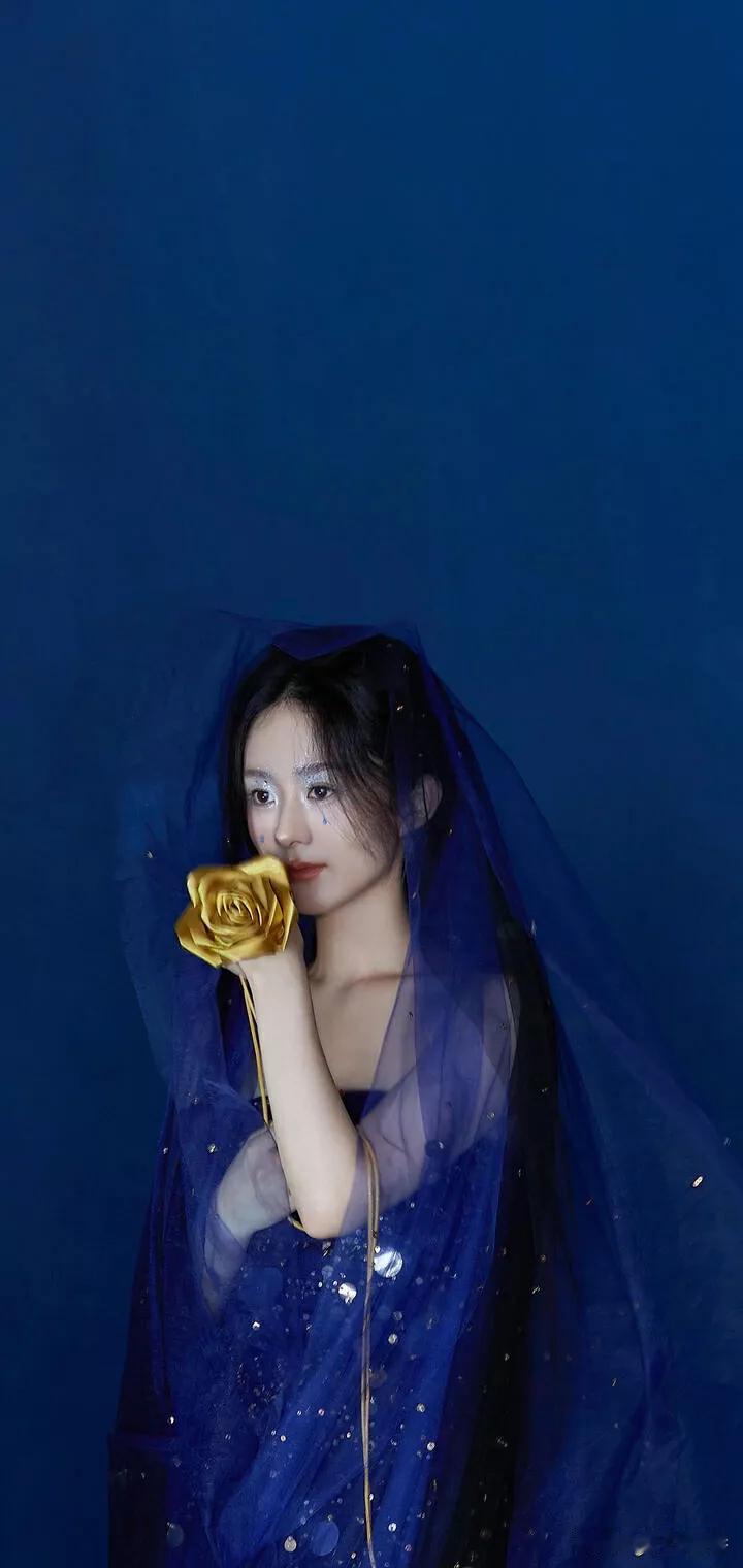 梦幻蓝调，金玫瑰轻吻，神秘而优雅。唯美流光美人
