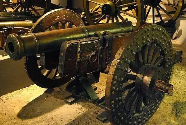 康熙中期清军装备的4磅野战炮，炮长1.55米，重590斤，炮架长3.2米，口径大