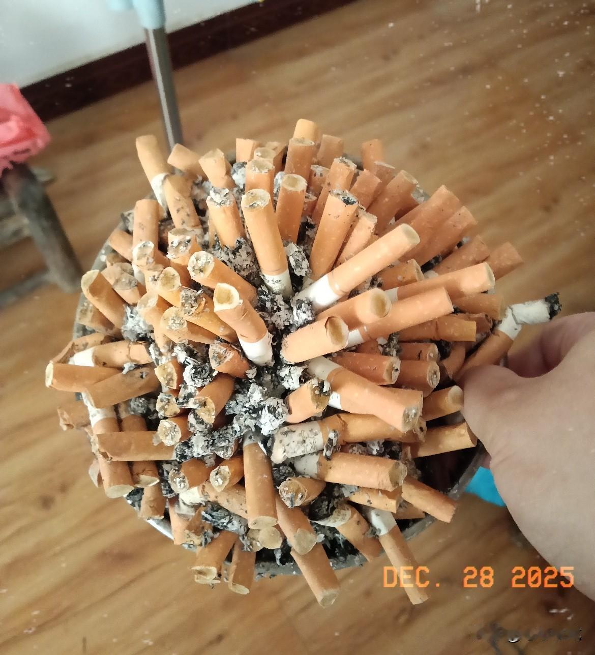 最近老烟民们集体“断崖式戒烟”，
背后原因真的戳中痛点！
以前一根烟能慢悠悠抽5