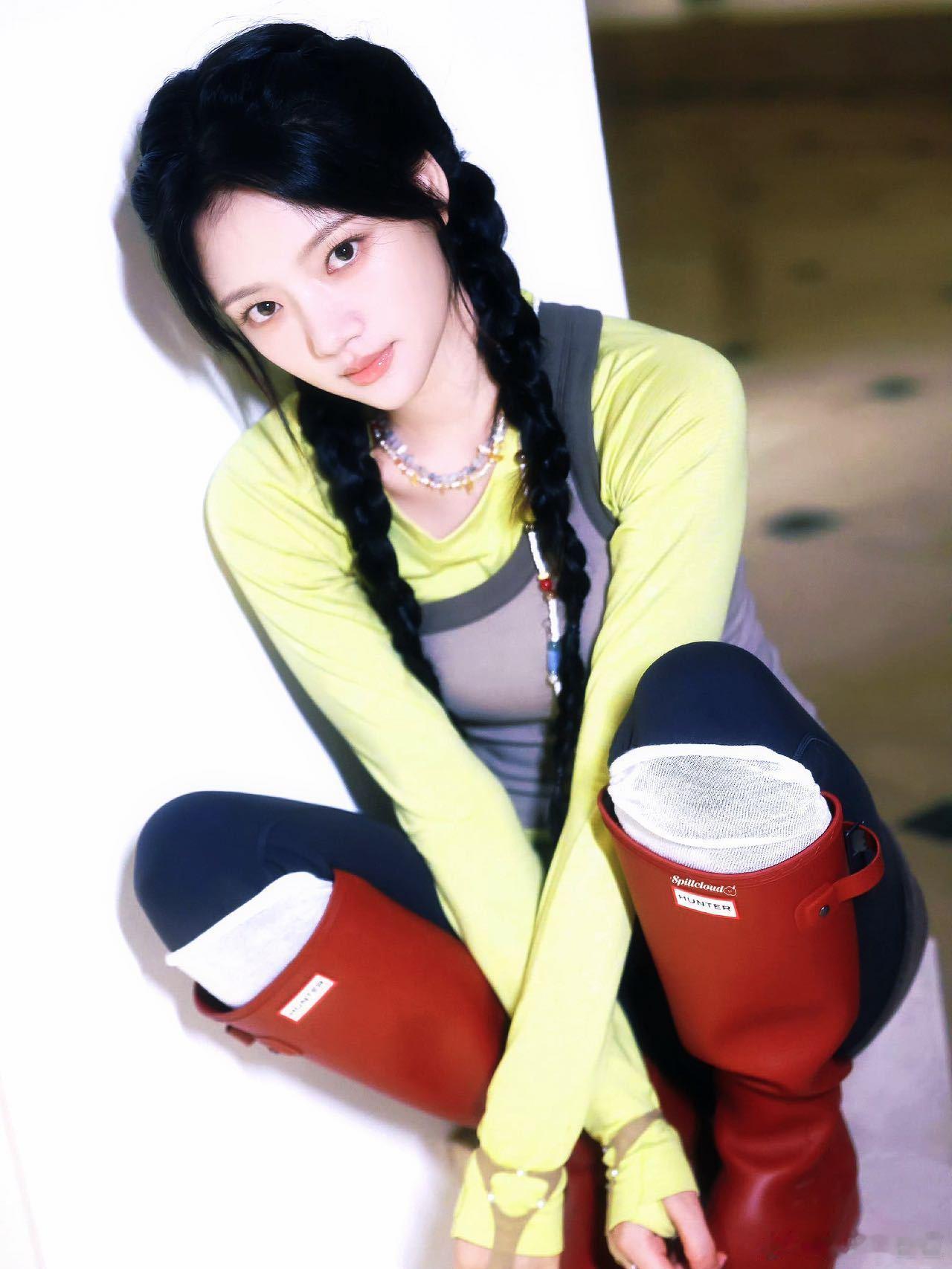 任敏说王鹤棣是自己精神上的妈妈 总能被任敏的小想法治愈，轻松有趣的形容，搭配温柔