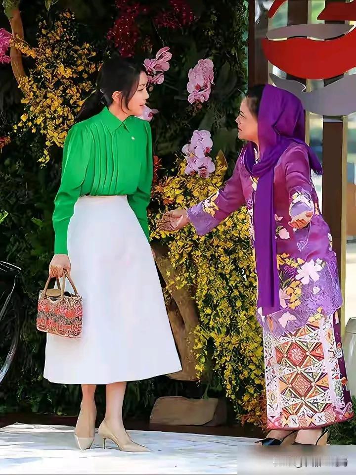 金建希美美哒，不过她穿上军装不像军人，年已半百的她有着年轻女子的娇俏，和军人合影