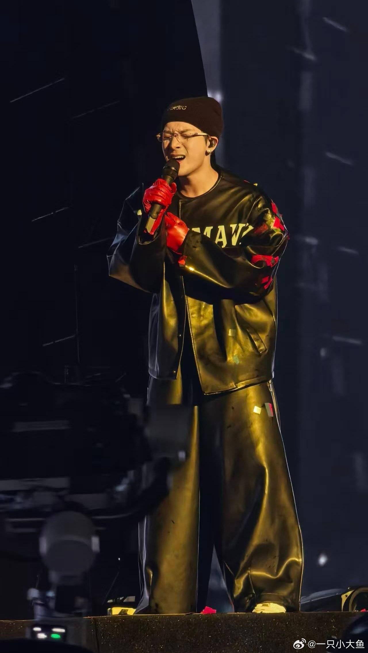 红色彩带粘在袖子上简直是神来之笔王嘉尔 ​​​