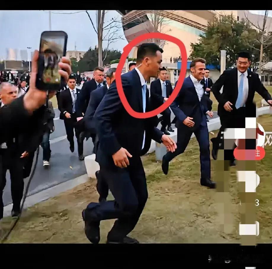 马克龙在四川大学，一路小跑奔向同学们，少年感满满

最高兴的，大概是他的夫人，自