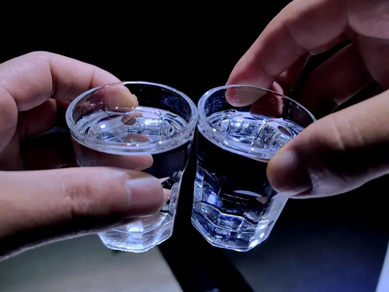 诚邀下联 看到“浊酒一杯交挚友”这个上联，瞬间来了兴致。这上联描绘出用一杯浊酒就